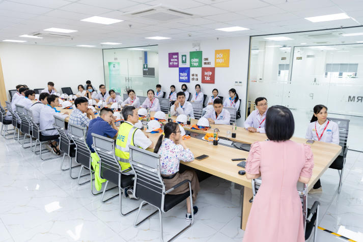 Sinh viên Khoa Dược HUTECH “chạm” nghề từ thực tế qua chuyến tham quan kho dược Phytopharma 20