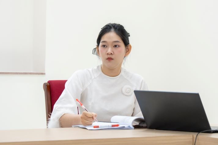 Nhiều lát cắt thực tiễn từ nghiên cứu Quản trị kinh doanh tại buổi bảo vệ luận văn/đề án Thạc sĩ HUTECH 47
