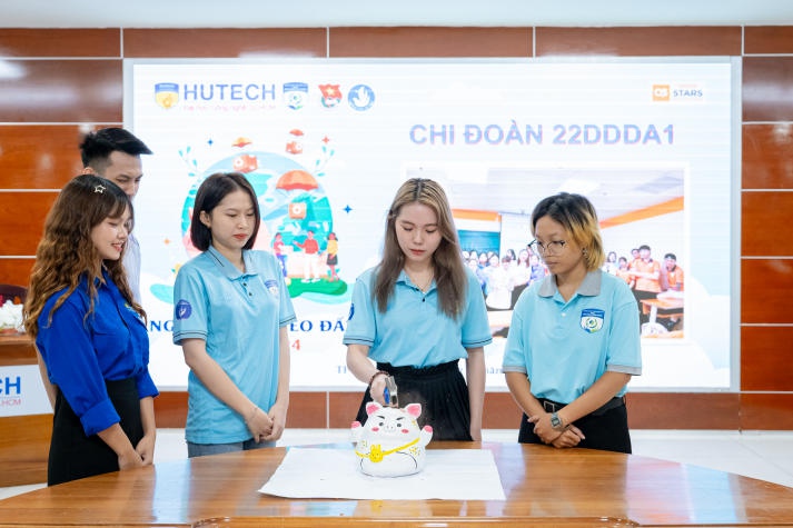 Khoa Điều dưỡng và Xét nghiệm nghiệm thu công trình “Nuôi heo đất” 64