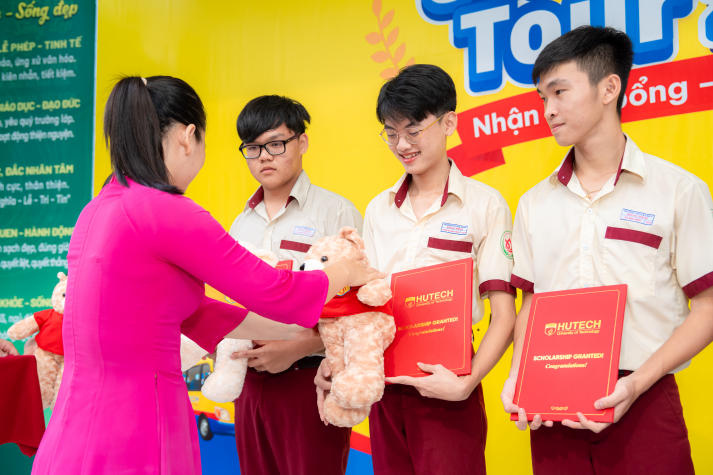 [Video] HUTECH Scholarship Tour 2026 tiếp sức học sinh THCS-THPT Hoa Sen (cơ sở 1) với 18 suất học bổng giá trị 24