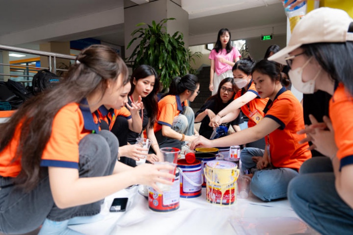 Sinh viên HUTECH tự tay thực hiện Dự án cộng đồng ý nghĩa “Tô màu bảng hiệu, kết nối yêu thương” 54