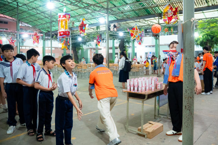“Trăng trao yêu thương” của Khoa QTDL-NH-KS gửi 200 phần quà, thắp sáng niềm vui tuổi thơ 27