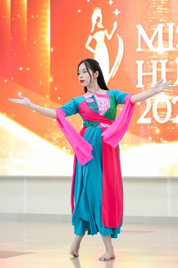 Top 45 Miss HUTECH 2023 tự tin “khoe” tài tại phần thi “Tài năng tỏa sáng” 45