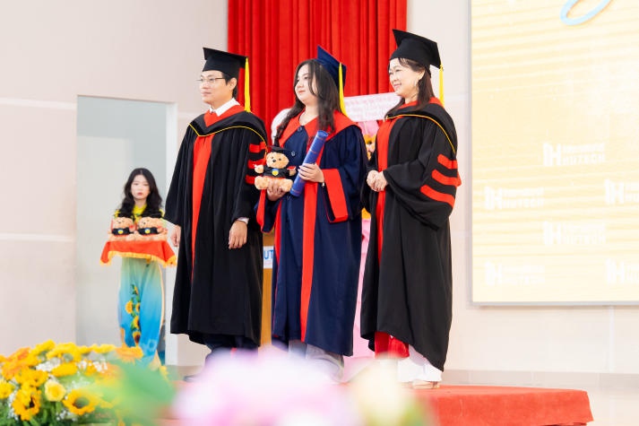 [Video] Over 400 HUTECH Masters and Bachelors of International and Transnational programs excitedly attend their graduation ceremony 117