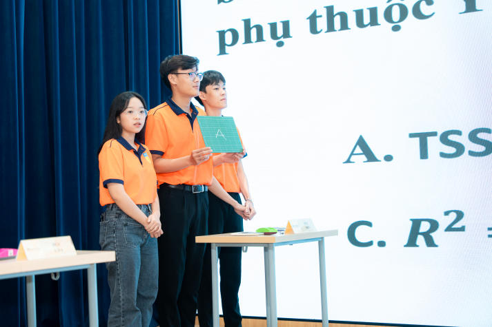 [Video] Sinh viên Khoa Quản trị kinh doanh làm chủ mô hình kinh tế lượng - Bứt phá tư duy, chinh phục tri thức 49