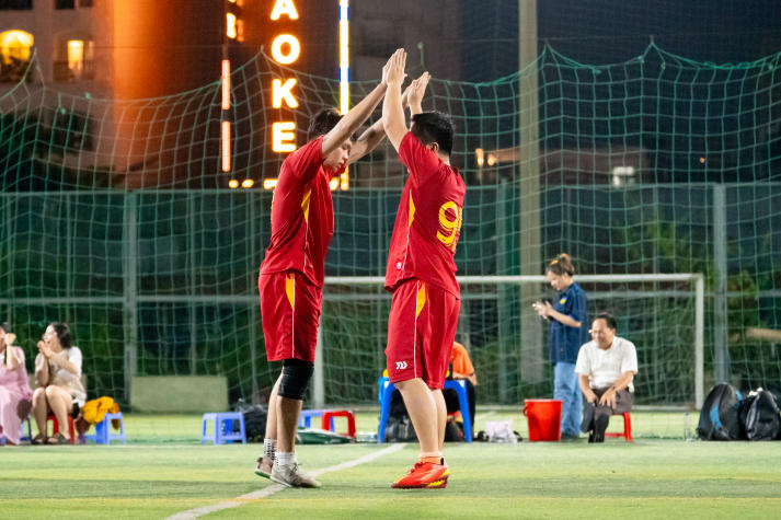 [Hội thao CB-GV-NV HUTECH 2025]: Bóng đá nam xác định hai đội tranh ngôi vô địch 84