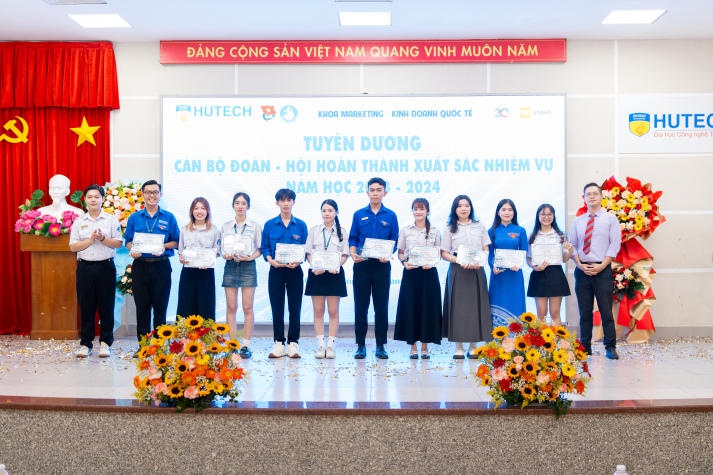 Hơn 400 sinh viên được Khoa Marketing - Kinh doanh quốc tế khen thưởng trong học tập và phong trào năm học 2023-2024 64