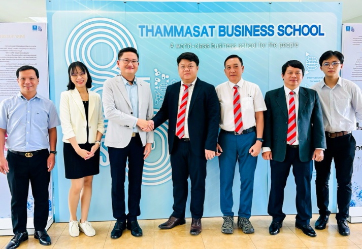 Lecturers of the Faculty of Marketing and International Business visited Thammasat University 21