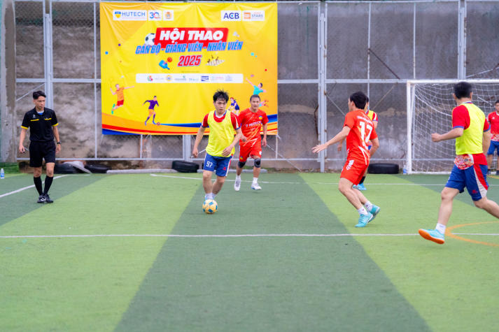[Hội thao CB-GV-NV HUTECH 2025]: Bóng đá nam khép lại vòng bảng, lộ diện những tấm vé vào Tứ kết 9