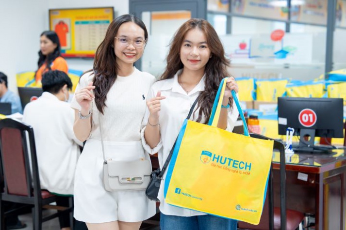 Tân sinh viên thích thú với môi trường học tập tại HUTECH 15