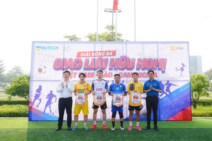 [Video] Sinh viên Việt Nam - Lào - Campuchia sôi nổi giao hữu bóng đá tại Hitech Park Campus của HUTECH 182
