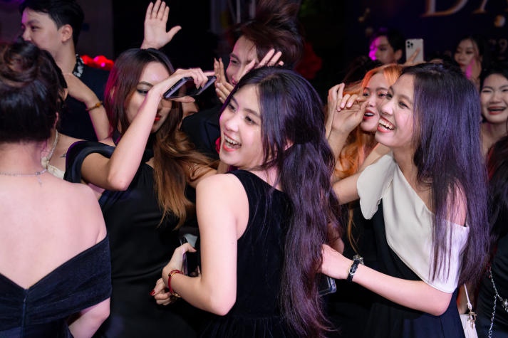 Sinh viên Quan hệ công chúng trình làng các video phóng sự và tỏa sáng tại Đêm tiệc "Dạ Huyền" 213