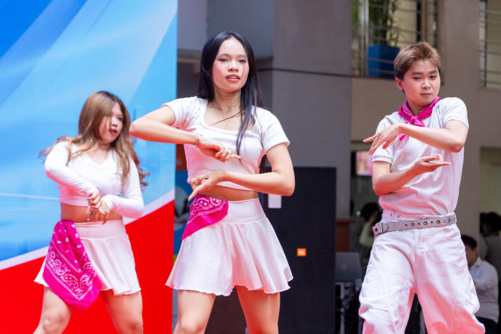 [Ảnh] Sân khấu tuổi trẻ rực sáng tại Liên hoan CLB - Đội - Nhóm “Tự hào sinh viên HUTECH” 52