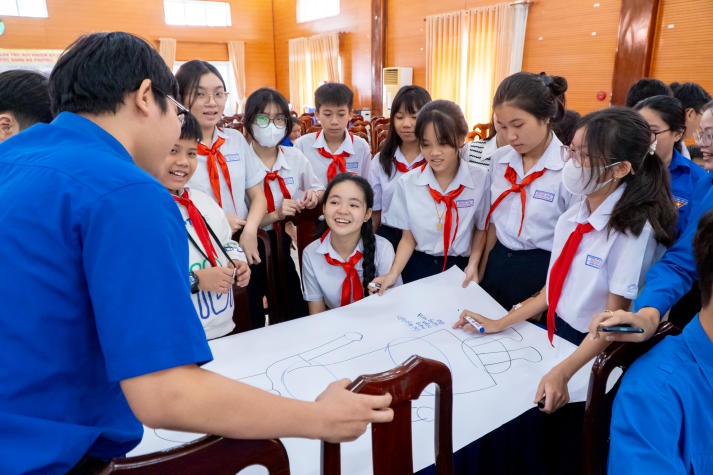 [Ảnh] Khoa Tài chính - Thương mại đồng hành cùng "Tết cho em 2025": Trao niềm vui, nhận yêu thương 84