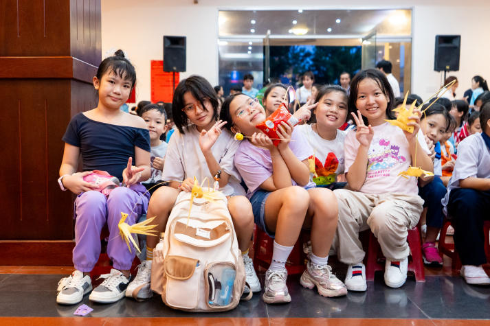 Thắp sáng đêm trăng yêu thương: Sinh viên Khoa Điều dưỡng - Kỹ thuật y học mang Trung thu đến với trẻ em Bình Thạnh 25