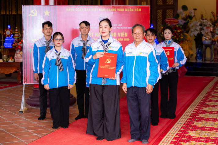 07 chiến sĩ Mùa hè xanh HUTECH vinh dự đứng vào hàng ngũ của Đảng Cộng sản Việt Nam 49
