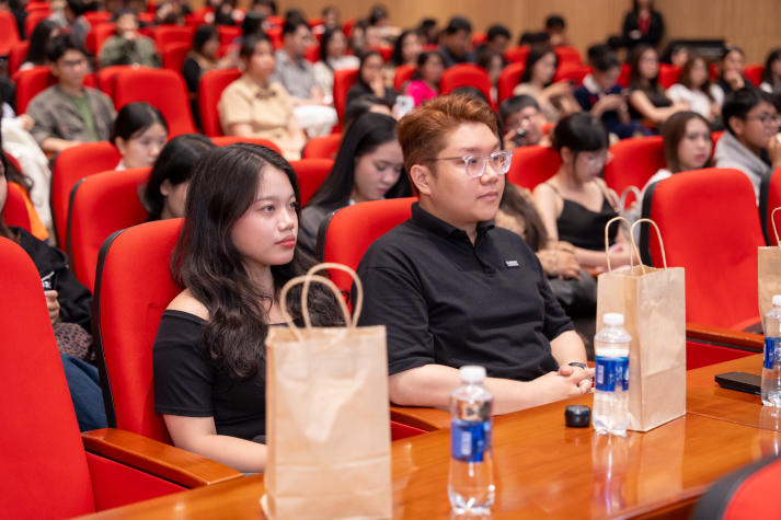 Khoa Khoa học Xã hội và Quan hệ Công chúng tôn vinh loạt dự án ý nghĩa của sinh viên 98