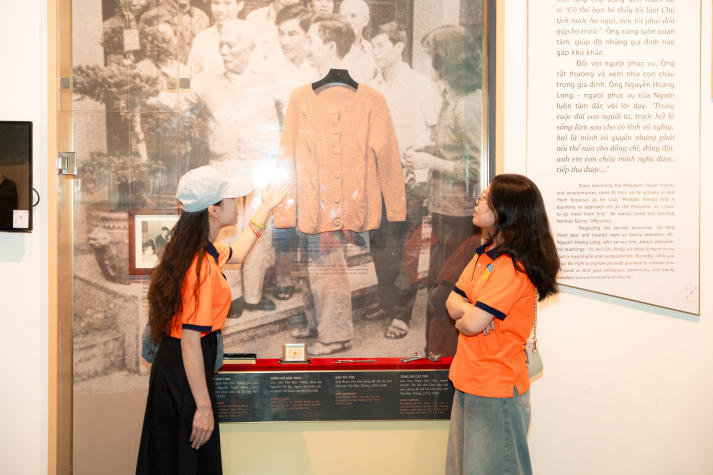 [Ảnh] Sinh viên Khoa Marketing - Kinh doanh quốc khám phá lịch sử, bồi đắp lý tưởng sống trên hành trình về nguồn 60