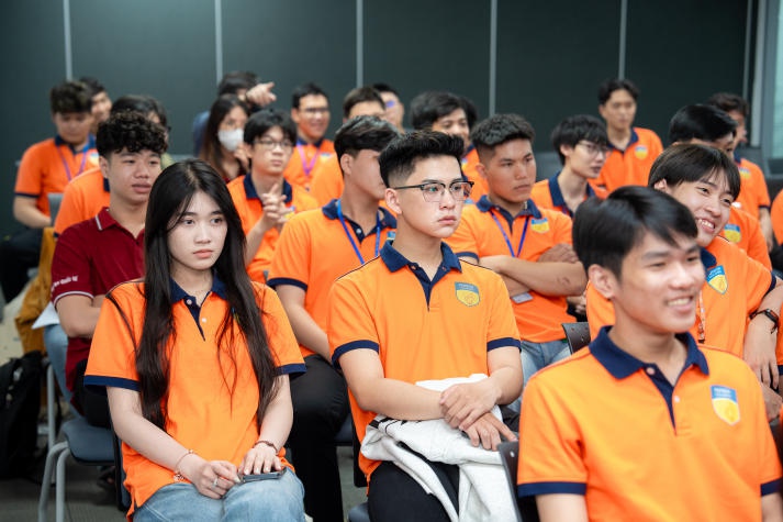 [Video] Students of the Institute of International Education visited DXC Technology Vietnam 97