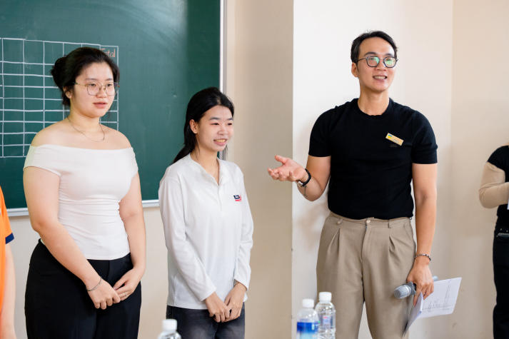 [Ảnh] Ai phát âm chuẩn hơn? Sinh viên Khoa Tiếng Anh sôi nổi chinh phục thử thách ngôn ngữ 58