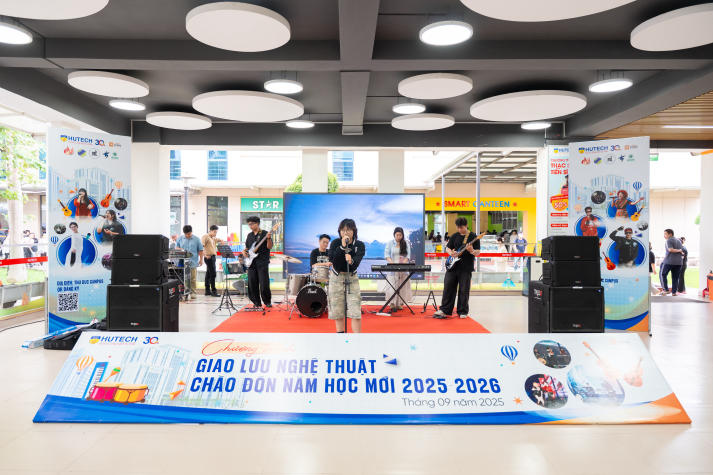 Văn nghệ sân trường chào đón năm học mới 2025-2026 tại HUTECH 61