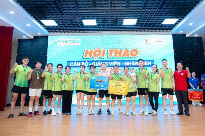 [Hội thao CB-GV-NV 2026] Trở lại với sức mạnh ấn tượng, liên quân Văn phòng Trường giành ngôi vương Kéo co 126