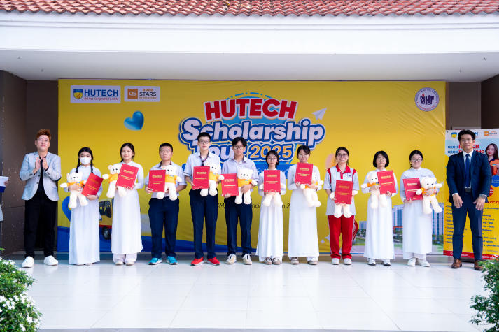 HUTECH Scholarship Tour 2025: Trao 32 suất học bổng trị giá 25% học phí toàn khóa cho học sinh Trường THPT Nguyễn Hữu Thọ (TP.HCM) 15