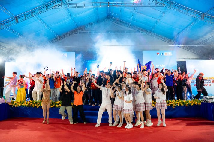 Đêm giao lưu văn nghệ HUTECH: Rực rỡ sắc màu truyền thống, thăng hoa giai điệu tuổi trẻ 8