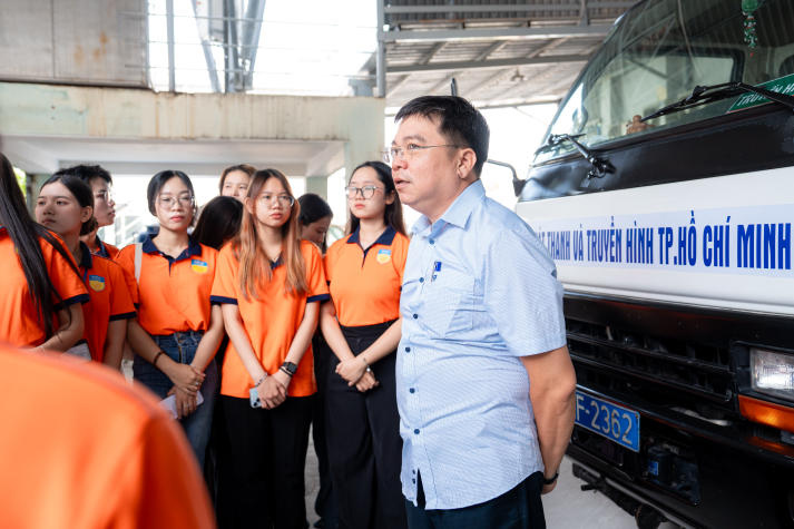 Sinh viên Quan hệ công chúng “bước vào hậu trường” sản xuất chương trình truyền hình trực tiếp tại HTV 46