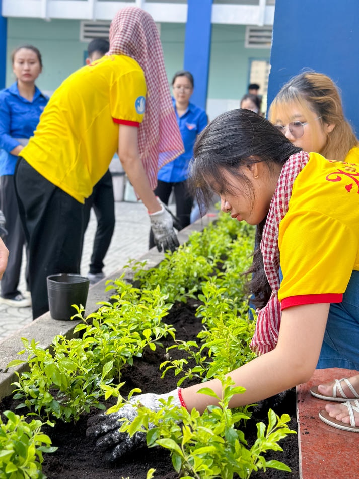 Sinh viên Khoa Luật HUTECH mang yêu thương, sức trẻ giúp đỡ các hoàn cảnh khó khăn tại huyện Nhà Bè 40