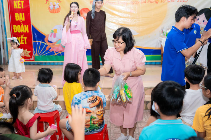 Sinh viên Khoa Thú y và hành trình thắp sáng “Vầng trăng tuổi thơ” 2025 89