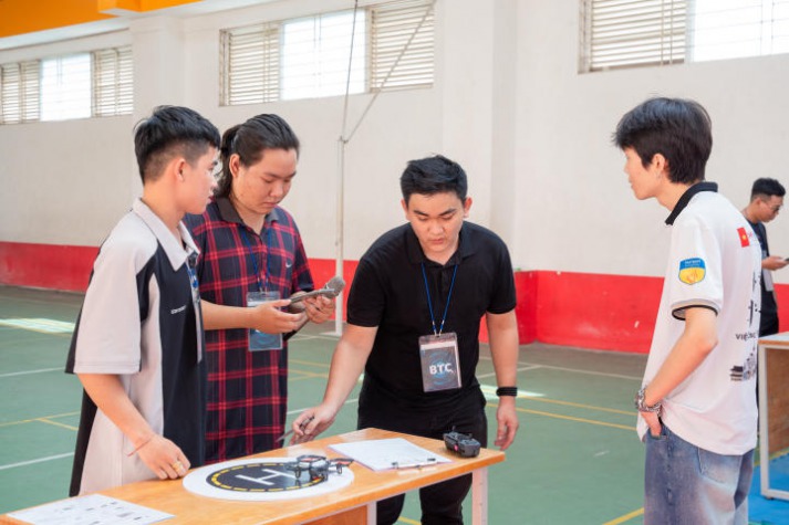 Sinh viên VKIT tranh tài điều khiển Drone tại cuộc thi Drone Racing "Đường đua ánh sáng" 32
