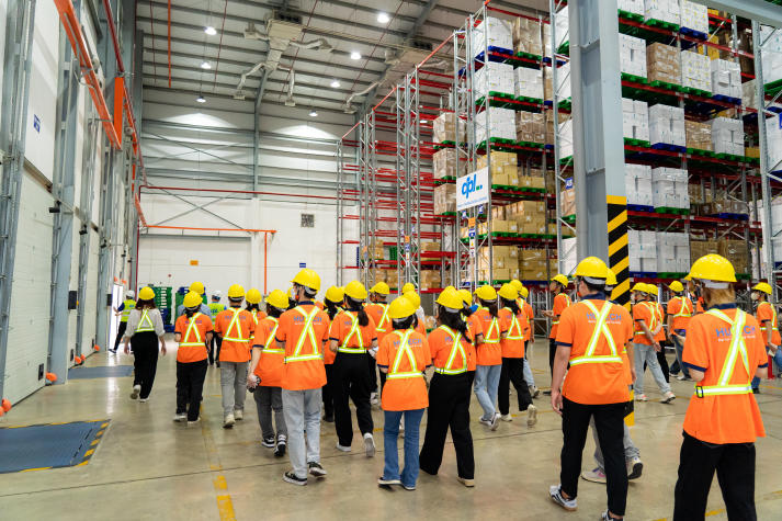 [Hướng nghiệp 2026] Tốt nghiệp Logistics làm gì? Bản đồ nghề nghiệp trải dài từ cảng biển, kho vận đến thương mại điện tử 40