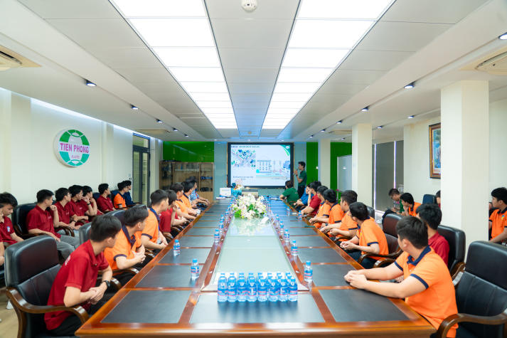 Sinh viên Viện Kỹ thuật khám phá “nhịp đập” sản xuất tại Nhựa Tiền Phong phía Nam 40