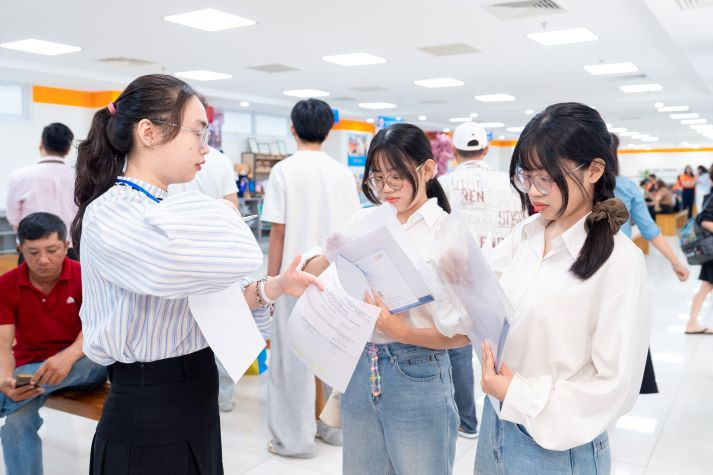 Kế thừa truyền thống gia đình, hai chị em sinh đôi cùng “chốt đơn” khối ngành sức khỏe tại HUTECH 28