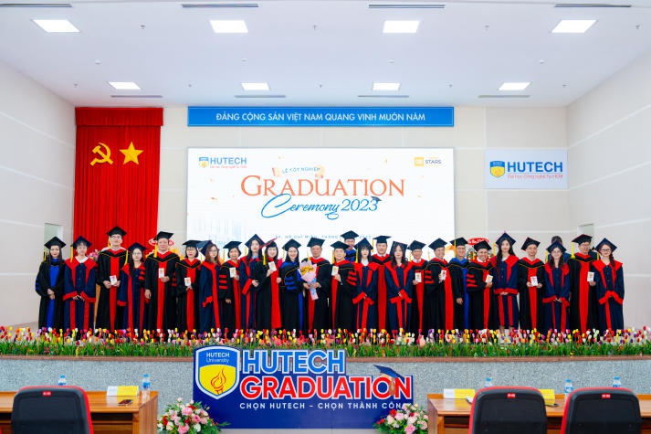 Lễ trao bằng tốt nghiệp tháng 12/2023 tại HUTECH: “Cảm ơn cha mẹ - Người không đứng trên thảm đỏ” 129