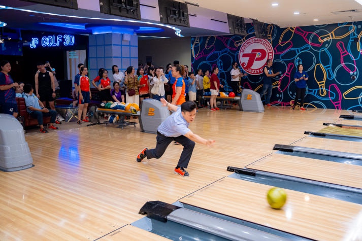 [Hội thao CB-GV-NV HUTECH 2024] Cúp vàng bộ môn Bowling đã xác định chủ nhân 32