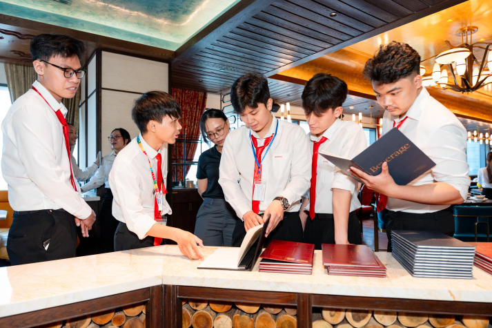 [Ảnh] Sinh viên Quản trị Du lịch - Nhà hàng - Khách sạn khám phá dịch vụ cao cấp tại Hilton Saigon 16