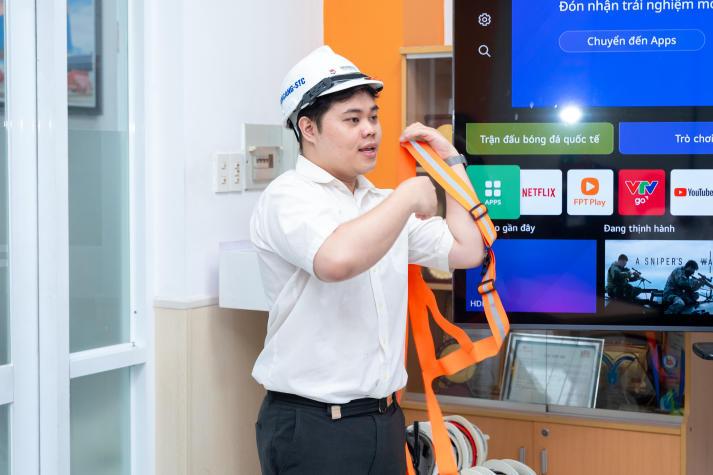 Sinh viên Viện Công nghệ Việt - Hàn tìm hiểu thực tế vận hành logistics tại Cảng Cát Lái 45