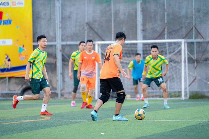 [Hội thao CB-GV-NV HUTECH 2025]: Bóng đá nam xác định hai đội tranh ngôi vô địch 52