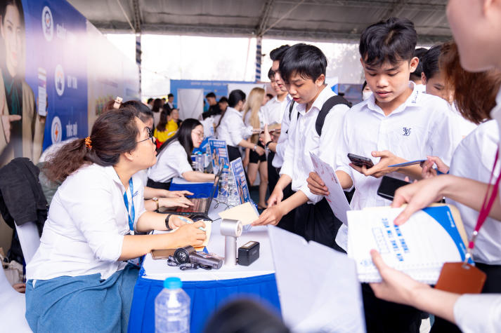 HUTECH TECHSHOW 2025: Nearly 3,000 open job opportunities, 370 graduation projects on display 81