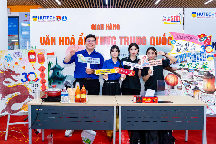 Ngày hội Sinh viên 5 tốt HUTECH năm học 2024 - 2025: Chạm vào hành trình “5 tốt” với không gian triển lãm rèn luyện toàn diện 156