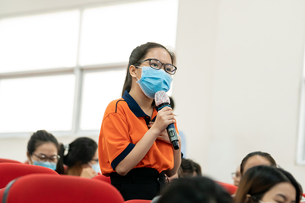 Hơn 300 sinh viên Khoa Quản trị kinh doanh cùng lãnh đạo Vietnamcacao tìm hiểu cách chốt sales ngành thực phẩm 91