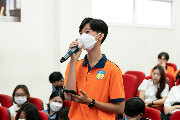 Hơn 300 sinh viên Khoa Quản trị kinh doanh cùng lãnh đạo Vietnamcacao tìm hiểu cách chốt sales ngành thực phẩm 95