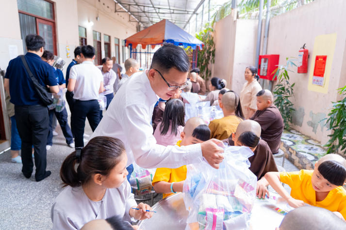 “Cho đi là còn mãi” - Hành trình sẻ chia yêu thương của cộng đồng Cựu sinh viên và Doanh nhân HUTECH 90
