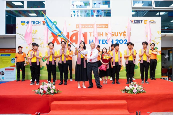 Đơn vị hoàn thành xuất sắc nhiệm vụ năm học 2023 - 2024 gọi tên Đoàn Thanh niên HUTECH 44