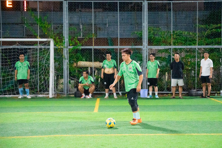 [Hội thao CB-GV-NV HUTECH 2025] Nảy lửa vòng Tứ kết bóng đá nam, 04 cái tên xuất sắc lộ diện vào Bán kết 81