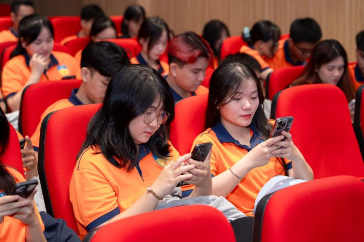 Tuổi trẻ HUTECH góp sắc màu đẹp mừng 136 năm Ngày sinh Chủ tịch Hồ Chí Minh 85