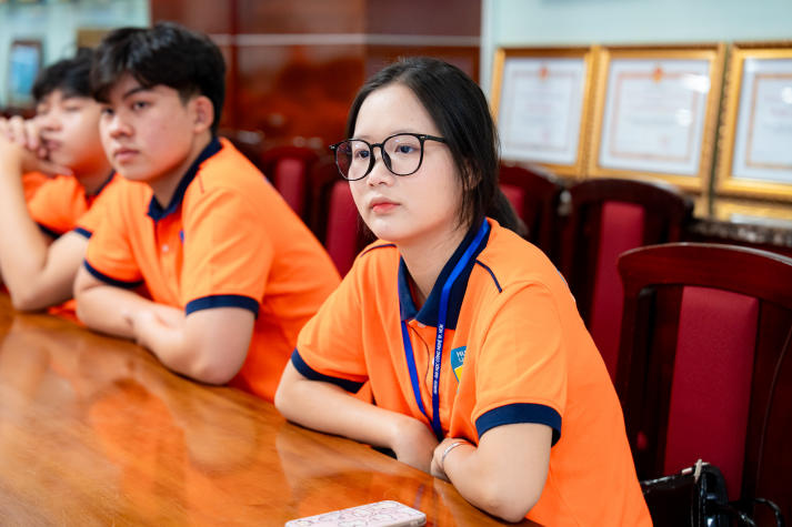 [Video] Á vương Mr World 2024 và MC Vũ Mạnh Cường truyền bí quyết nói trước công chúng cho tân sinh viên HUTECH 34