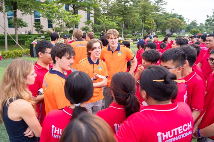 [Video] Bật mood năng lượng cùng tân sinh viên I-HUTECH tại Beyond Borders 42